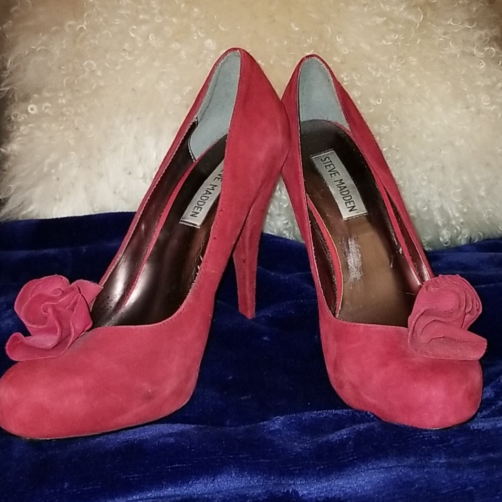 Steve Madden red suede Pumps